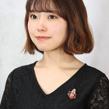 画像をギャラリービューアに読み込む, ラインストーンと上質なボヘミアングラスを使って作られた、かえるモチーフのバッジ