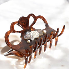 画像をギャラリービューアに読み込む, 花モチーフの白蝶貝(マザーオブパール)の上品な光沢が美しいクリップ「ガーデン」