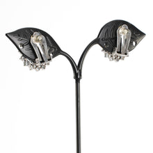 Load image into Gallery viewer, 大粒のラインストーンが美しく輝くイヤリング