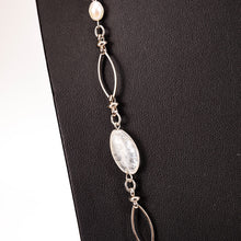 画像をギャラリービューアに読み込む, 優しいホワイトカラーが美しいムーンストーンと淡水パールのネックレス