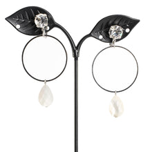 Load image into Gallery viewer, 上品な光沢が美しい白蝶貝のイヤリング