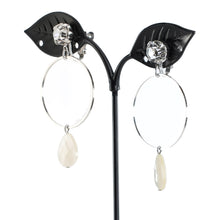 Load image into Gallery viewer, 上品な光沢が美しい白蝶貝のイヤリング