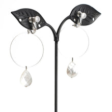 Load image into Gallery viewer, 上品な光沢が美しい白蝶貝のイヤリング