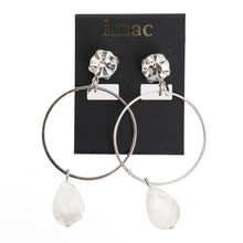 Load image into Gallery viewer, 上品な光沢が美しい白蝶貝のイヤリング