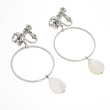 Load image into Gallery viewer, 上品な光沢が美しい白蝶貝のイヤリング