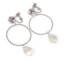 Load image into Gallery viewer, 上品な光沢が美しい白蝶貝のイヤリング