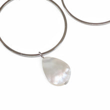 Load image into Gallery viewer, 上品な光沢が美しい白蝶貝のイヤリング