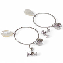 Load image into Gallery viewer, 上品な光沢が美しい白蝶貝のイヤリング