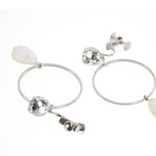 Load image into Gallery viewer, 上品な光沢が美しい白蝶貝のイヤリング