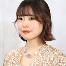 画像をギャラリービューアに読み込む, ターコイズ、ローズクォーツ、ジェイド、アメシスト、アラゴナイト、クォーツ、淡水パールの7種類のストーンが魅惑的なネックレス