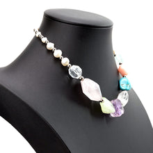 画像をギャラリービューアに読み込む, ターコイズ、ローズクォーツ、ジェイド、アメシスト、アラゴナイト、クォーツ、淡水パールの7種類のストーンが魅惑的なネックレス