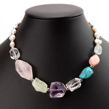 画像をギャラリービューアに読み込む, ターコイズ、ローズクォーツ、ジェイド、アメシスト、アラゴナイト、クォーツ、淡水パールの7種類のストーンが魅惑的なネックレス