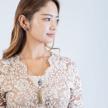 Load image into Gallery viewer, フラワーモチーフが美しいネックレス