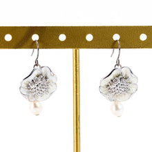 画像をギャラリービューアに読み込む, 七宝のフラワーモチーフと淡水パールを組み合わせたピアス