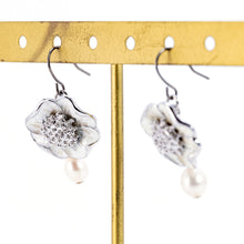 画像をギャラリービューアに読み込む, 七宝のフラワーモチーフと淡水パールを組み合わせたピアス