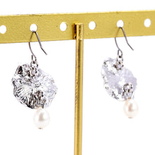 画像をギャラリービューアに読み込む, 七宝のフラワーモチーフと淡水パールを組み合わせたピアス