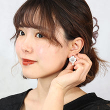 画像をギャラリービューアに読み込む, 七宝のフラワーモチーフと淡水パールを組み合わせたピアス