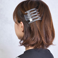 画像をギャラリービューアに読み込む, フラワーモチーフの白蝶貝をあしらったヘアクリップ「スターリリー」