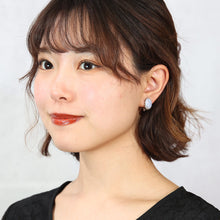 Load image into Gallery viewer, 縞模様が美しいブルーカルセドニーのイヤリング
