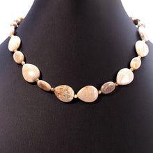 画像をギャラリービューアに読み込む, 肌なじみの良いナチュラルカラーが美しいコーラルフォッシルのネックレス