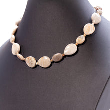 画像をギャラリービューアに読み込む, 肌なじみの良いナチュラルカラーが美しいコーラルフォッシルのネックレス