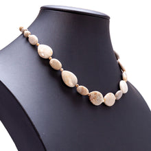 画像をギャラリービューアに読み込む, 肌なじみの良いナチュラルカラーが美しいコーラルフォッシルのネックレス