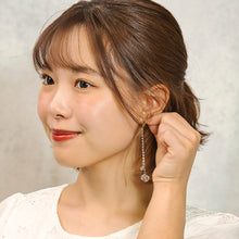 画像をギャラリービューアに読み込む, キューブ型のクォーツと輝くラインストーンを組み合わせたピアス