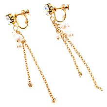 画像をギャラリービューアに読み込む, スワロフスキークリスタルとグラス製パールの組み合わせが上品なイヤリング