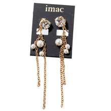 画像をギャラリービューアに読み込む, スワロフスキークリスタルとグラス製パールの組み合わせが上品なイヤリング