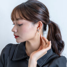 画像をギャラリービューアに読み込む, スワロフスキークリスタルとグラス製パールの組み合わせが上品なイヤリング