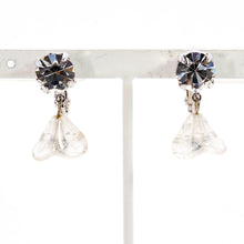 Load image into Gallery viewer, ボヘミアングラスとラインストーンをあしらった、エレガントなフラワーモチーフのイヤリング