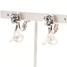 Load image into Gallery viewer, ボヘミアングラスとラインストーンをあしらった、エレガントなフラワーモチーフのイヤリング