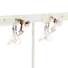 Load image into Gallery viewer, ボヘミアングラスとラインストーンをあしらった、エレガントなフラワーモチーフのイヤリング