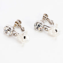 Load image into Gallery viewer, ボヘミアングラスとラインストーンをあしらった、エレガントなフラワーモチーフのイヤリング