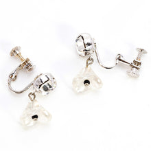 Load image into Gallery viewer, ボヘミアングラスとラインストーンをあしらった、エレガントなフラワーモチーフのイヤリング