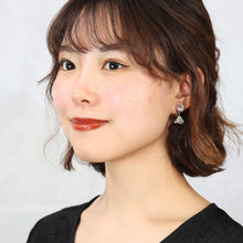 Load image into Gallery viewer, ボヘミアングラスとラインストーンをあしらった、エレガントなフラワーモチーフのイヤリング