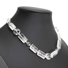 Load image into Gallery viewer, 上品なクリアカラーが美しいクォーツのショートネックレス