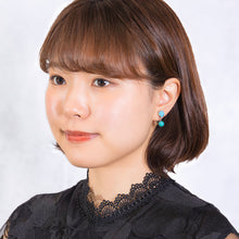 Load image into Gallery viewer, 鮮やかなブルーのターコイズとスワロフスキークリスタルの組み合わせが上品なイヤリング