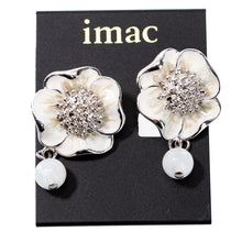 Load image into Gallery viewer, 立体的なフラワーモチーフが美しいイヤリング