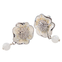 Load image into Gallery viewer, 立体的なフラワーモチーフが美しいイヤリング