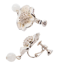 Load image into Gallery viewer, 立体的なフラワーモチーフが美しいイヤリング