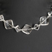 Load image into Gallery viewer, 上品なクリアカラーが美しいクォーツのショートネックレス