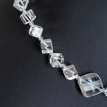 Load image into Gallery viewer, 上品なクリアカラーが美しいクォーツのショートネックレス