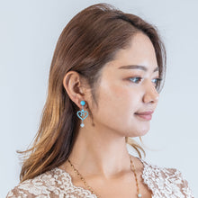 Load image into Gallery viewer, 淡い水色のアクアマリンとスワロフスキークリスタルの組み合わせが上品なイヤリング