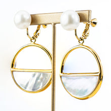 Load image into Gallery viewer, イヤリング 淡水パール 白蝶貝 ホワイト ゴールド フープ 150168