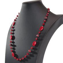 画像をギャラリービューアに読み込む, 落ち着いた赤が美しい、ボヘミアングラスのロングネックレス