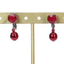 画像をギャラリービューアに読み込む, ボヘミアングラスの深い赤が美しいイヤリング