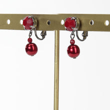 画像をギャラリービューアに読み込む, ボヘミアングラスの深い赤が美しいイヤリング