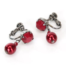 画像をギャラリービューアに読み込む, ボヘミアングラスの深い赤が美しいイヤリング