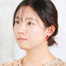 画像をギャラリービューアに読み込む, ボヘミアングラスの深い赤が美しいイヤリング